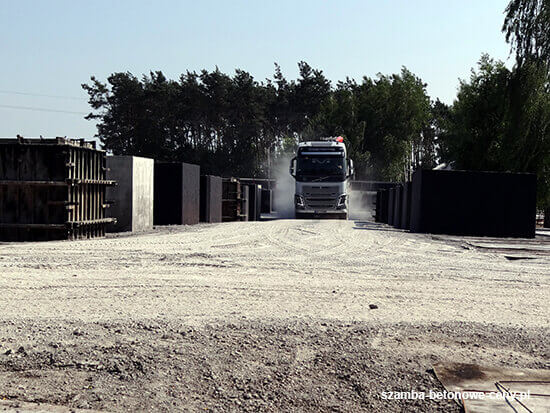 Szamba betonowe Wieliczka - załadunek zbiornika na transport